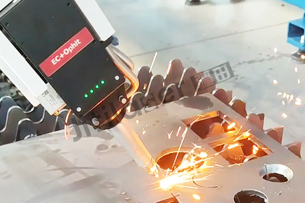 疆田H型钢二次加工线加工中